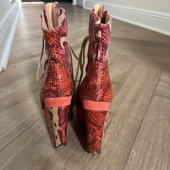 🔥 Michael Antonio “Colby” Leather & Suede Snakeskin Wedge Booties –Coral Size 6 - Picture 4 of 5